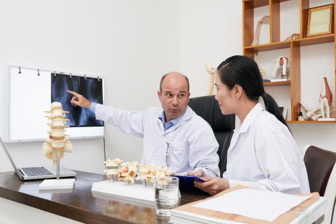 Kann Kalium Ihre Knochengesundheit verbessern? Doctor talking about the importance of potassium in bone health
