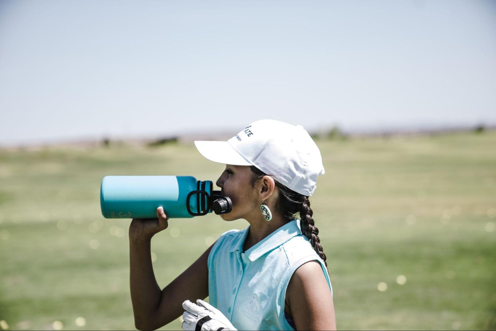 Treibstoff für Abenteuer: Energiegels für Reisende A girl drinking water in a insulated mug