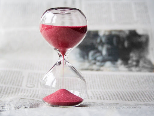 A hour glass with red sand