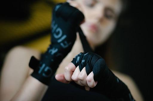 Die Kraft freisetzen: Vorteile von Energiegels A woman wearing hand gloves